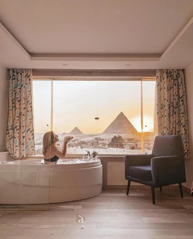 Executive Suite Panoramic Pyramids View & Jacuzzi