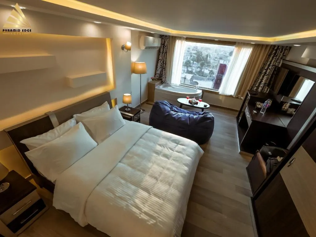 Executive Suite Panoramic Pyramids View & Jacuzzi